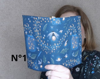 Copertina regolabile a forma di lucciola per libri con copertina rigida e tascabile con segnalibro, protezione per libri regolabile e adattabile in tessuto blu notte a forma di insetto