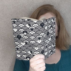 Funda de libro de tela ajustable con diseño de gato kawaii japonés, reutilizable y adaptable, ideal como regalo para el Día de la Madre y el Padre.