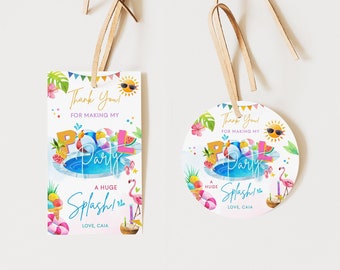 Può includere: Due etichette di ringraziamento per una festa in piscina. L'etichetta più grande è rettangolare e presenta un'illustrazione colorata di una piscina con un fenicottero rosa, un gelato e un ananas. L'etichetta più piccola è rotonda e presenta la stessa illustrazione. Entrambe le etichette hanno il testo "Grazie per aver reso possibile la mia festa in piscina" e "Un grande tuffo! Con affetto, Caia".