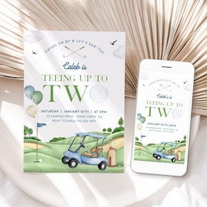 Pode incluir: Um convite de aniversário com tema de golfe para uma criança que faz dois anos. O convite apresenta um carrinho de golfe, bolas de golfe e um esquema de cores verde e azul. O texto do convite diz "Caleb is Teeing Up to Two".