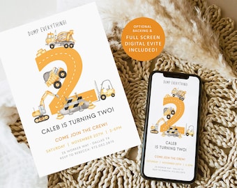Può includere: Un invito di compleanno a tema edile per un bambino di 2 anni di nome Caleb. L'invito presenta un grande numero 2 fatto di carta gialla con vari veicoli da costruzione sopra. Il testo "DUMP EVERYTHING!" è in cima all'invito, e il testo "Caleb compie due anni! Unisciti all'equipaggio!" è in fondo. L'invito include anche la data, l'ora e il luogo della festa.