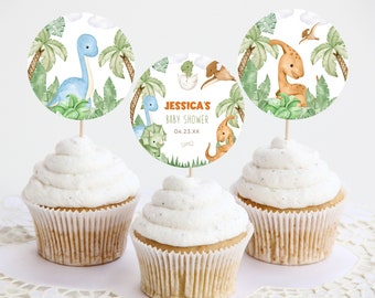 Könnte beinhalten: Ein Set mit 3 runden Cupcake-Toppern mit einer Aquarell-Illustration von Dinosauriern in einer Dschungelkulisse. Die Topper sind perfekt für eine Babyparty oder eine Geburtstagsfeier. Der Text auf dem Topper lautet "Jessica's Baby Shower 04.23.XX".