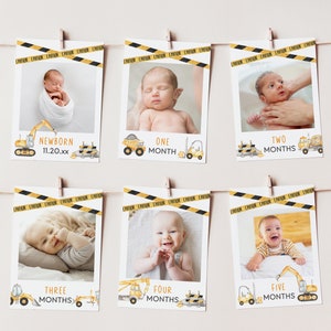 Könnte beinhalten: Ein Set aus sechs gelben und schwarzen Baby-Meilenstein-Karten zum Thema Bau mit Fotos eines Babys in verschiedenen Altersstufen. Die Karten zeigen einen gelben Bagger, einen gelben Kipplaster und einen gelben Gabelstapler. Der Text auf den Karten lautet "Neugeborenes", "Ein Monat", "Zwei Monate", "Drei Monate", "Vier Monate" und "Fünf Monate".