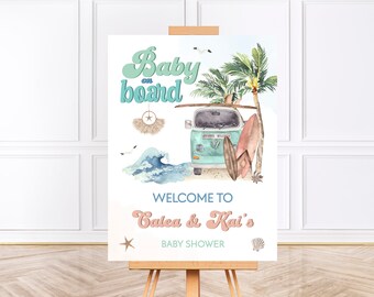 Op de afbeelding: Een welkomstbord voor een babyshower met een blauw en wit aquarelontwerp. Het bord toont een vintage busje met surfplanken op het dak, palmbomen en de tekst "Baby on board". Het bord zegt ook "Welkom op de babyshower van Calee & Kai".