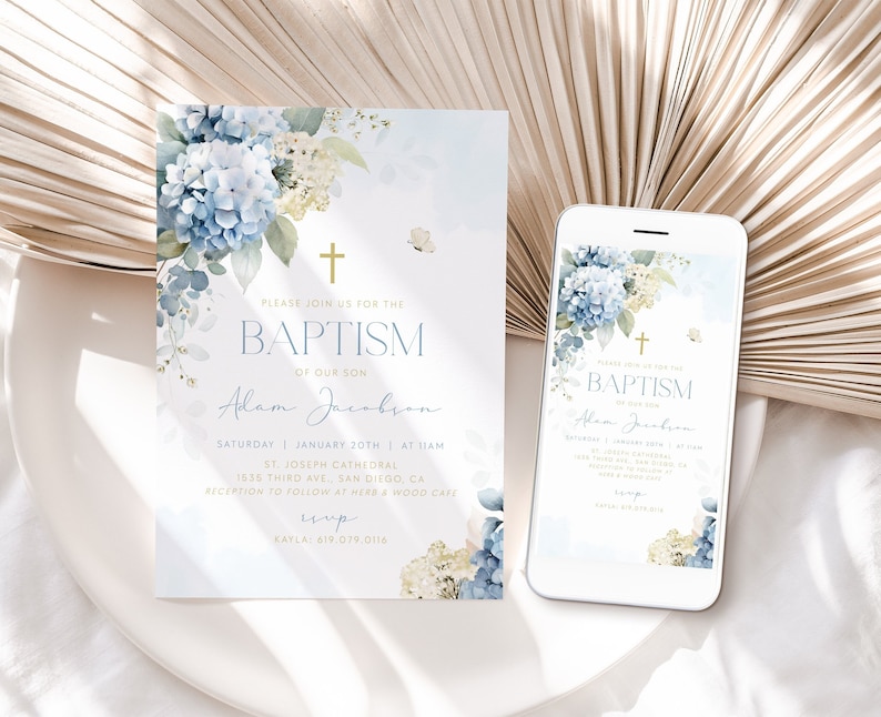 K&ouml;nnte beinhalten: Eine blaue und wei&szlig;e Taufeinladung mit einem floralen Design und einem goldenen Kreuz. Die Einladung enth&auml;lt den Text "Bitte feiern Sie mit uns die Taufe unseres Sohnes Adam Jacobsen" sowie Datum und Uhrzeit der Veranstaltung. Die Einladung enth&auml;lt auch die Adresse der Kirche und den Ort der Feier.