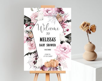 Könnte beinhalten: Ein weißes Willkommens-Schild mit rosa und violetten Blumen, Fledermäusen und Geistern. Der Text lautet "Willkommen zu Melissas Baby Shower 10.17.20XX Komm rein, wenn du dich traust!"