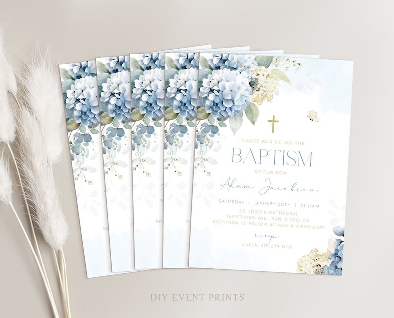 K&ouml;nnte beinhalten: Eine blaue und wei&szlig;e florale Taufeinladung mit einem goldenen Kreuz und dem Text "Bitte begleiten Sie uns zur Taufe unseres Sohnes Adam Jacabron" sowie Datum und Uhrzeit der Veranstaltung. Die Einladung enth&auml;lt auch den Ort der Zeremonie und des Empfangs.