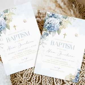 K&ouml;nnte beinhalten: Eine blaue und wei&szlig;e florale Taufeinladung mit einem goldenen Kreuz und dem Text "Bitte begleiten Sie uns zur Taufe unseres Sohnes Adam Jacobson" sowie Datum und Uhrzeit der Veranstaltung. Die Einladung enth&auml;lt auch den Ort der Zeremonie und des Empfangs.