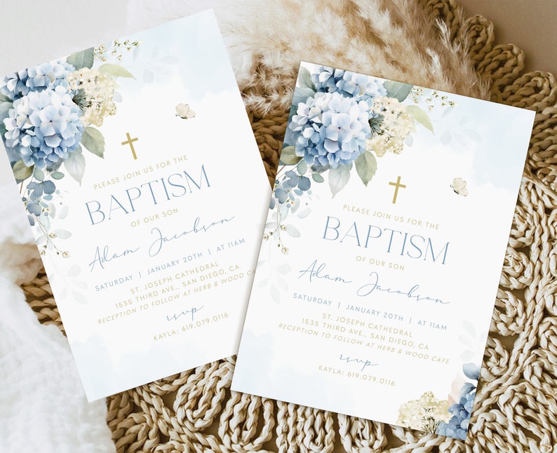 K&ouml;nnte beinhalten: Eine blaue und wei&szlig;e florale Taufeinladung mit einem goldenen Kreuz und dem Text "Bitte begleiten Sie uns zur Taufe unseres Sohnes Adam Jacobson" sowie Datum und Uhrzeit der Veranstaltung. Die Einladung enth&auml;lt auch den Ort der Zeremonie und des Empfangs.
