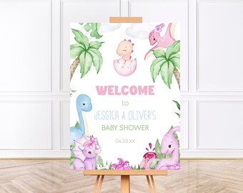 Könnte beinhalten: Willkommen zur Babyparty von Jessica & Oliver Schild mit einer rosa, blauen und lila Dinosaurier-Illustration. Das Schild hat eine grüne Palme und einen weißen Hintergrund.
