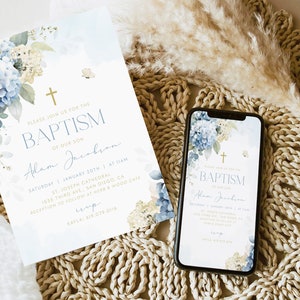 K&ouml;nnte beinhalten: Eine blaue und wei&szlig;e florale Taufeinladung mit einem goldenen Kreuz und dem Text "Bitte begleiten Sie uns zur Taufe unseres Sohnes Adam Jacobson" sowie Datum und Uhrzeit der Veranstaltung. Die Einladung ist auf wei&szlig;em Hintergrund und hat einen blauen und wei&szlig;en floralen Rand.