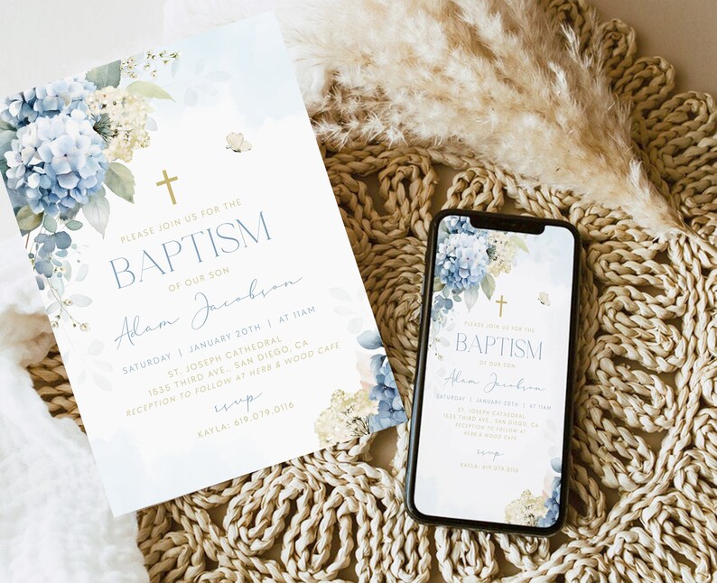 K&ouml;nnte beinhalten: Eine blaue und wei&szlig;e florale Taufeinladung mit einem goldenen Kreuz und dem Text "Bitte begleiten Sie uns zur Taufe unseres Sohnes Adam Jacobson" sowie Datum und Uhrzeit der Veranstaltung. Die Einladung ist auf wei&szlig;em Hintergrund und hat einen blauen und wei&szlig;en floralen Rand.