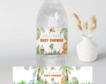 Puede incluir: Etiqueta de botella de agua con temática de dinosaurios. La etiqueta es verde, marrón y naranja con fondo blanco. El texto de la etiqueta dice "Jessica & Oliver's Baby Shower".