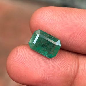 Vivid grüner sambischer Smaragd: 3.55 Karat Step Cut Edelstein
