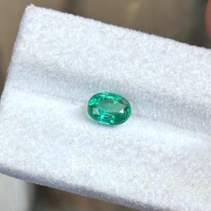 Gecertificeerde natuurlijke Zambiaanse smaragd 1,5 karaat. Topkwaliteit levendige groene smaragd 7,2 x 5,4 x 3,7 mm, onverwarmde smaragdsteen voor sieraden