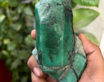 Natural Emerald Rough Gemstone Specimen (2667 Carat , 56x25x21mm)