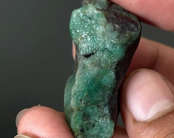 Naturalny okaz surowego szmaragdu (106 karatów, 40 x 24 x 14 mm)