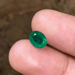 Gecertificeerde natuurlijke Zambiaanse smaragd 1,80 karaat. Levendige groene smaragd van topkwaliteit 8,8 x 6,9 x 4,4 mm, onverwarmde smaragdsteen voor sieraden