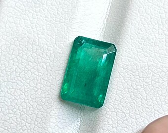 Colombian Emerald Gemstone: 2.40 Carat Vivid Green, 10.2x6.8x3.9mm