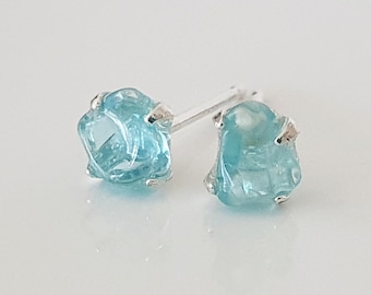 Pendientes de apatita azul claro / Juego de garras Anillo de oreja de plata de ley 925 / Tachuelas de cristal azul / Pendientes de piedras preciosas naturales / Pendientes de apatita