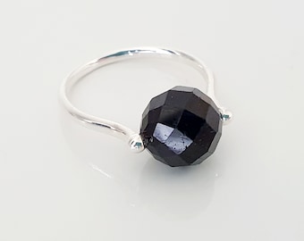 Anillo de turmalina negra: anillo giratorio de plata de ley para aliviar la ansiedad.
