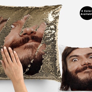 Puede incluir: Una almohada de lentejuelas doradas con una imagen oculta de la cara de un hombre. La imagen se revela cuando las lentejuelas se voltean. La almohada mide 40 cm por 40 cm.