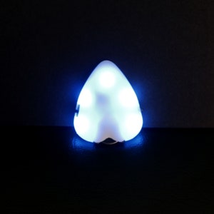 MagicPick, guitar plectrum / pick with LED lights and metronome / various light colours: green red and blue