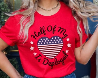 Camiseta roja del viernes, la mitad de mi corazón está desplegado, camiseta de despliegue, recuerda a todos los desplegados, regalos de despliegue para esposa, esposo, madre
