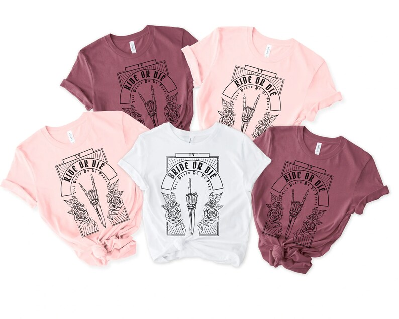 Pu&ograve; includere: Cinque t-shirt di diversi colori con il testo "Ride or Die" e una mano scheletrica con un segno di pace. Una maglietta dice invece "Bride or Die".