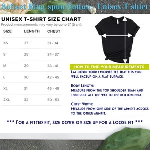 Pu&ograve; includere: Tabella delle taglie per t-shirt unisex con misure in pollici per il petto e la lunghezza. La tabella mostra le taglie XS a 2XL.  Come trovare le tue misure: Sdraiati sulla tua maglietta preferita che ti calza bene, a pancia in su, su una superficie piana. Lunghezza del corpo: Misura dalla cucitura della spalla superiore e poi tira fino all'orlo inferiore. Larghezza del petto: Misura da un lato dell'ascella all'altro.