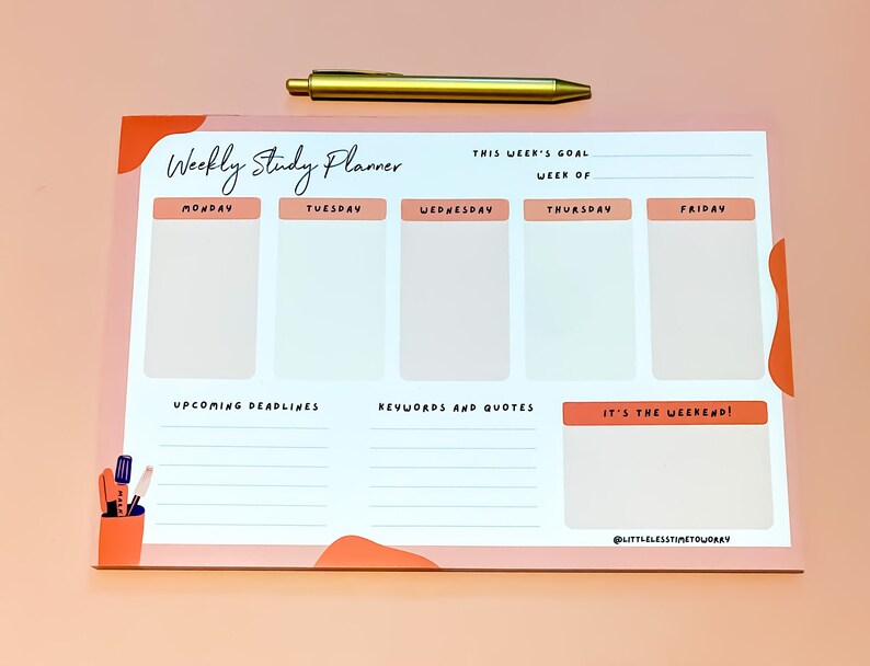 Puede incluir: Un planificador de estudios semanal con fondo rosa y detalles en naranja. El planificador tiene secciones para de lunes a viernes, as&iacute; como secciones para plazos pr&oacute;ximos, recompensas y citas, y el fin de semana. El planificador tambi&eacute;n incluye el texto "Weekly Study Planner", "This Week's Goal", "Week of", "Upcoming Deadlines", "Rewards and Quotes", y "It's the Weekend!"