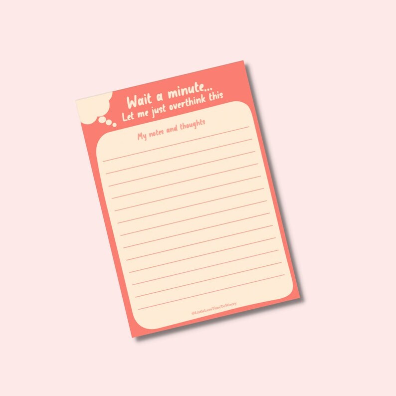 Op de afbeelding: Een roze notitieboekje met een gedachtewolk en de tekst "Wait a minute... Let me just overthink this" en de woorden "My notes and thoughts" eronder. Het notitieboekje heeft gestreept papier om op te schrijven.