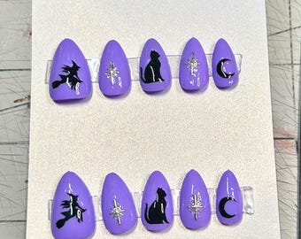 Lila Hexe, die auf die Nägel drückt