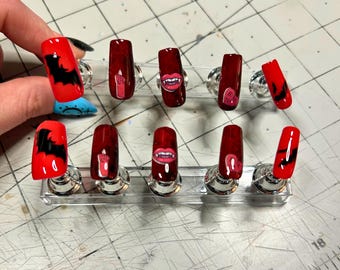 Rote und schwarze Vampir-Presse auf den Nägeln