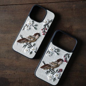Handbroderat iPhone-skal, botaniskt fodral med skogssvamp och fågel, telefonskal i linnefärgad Cottagecore