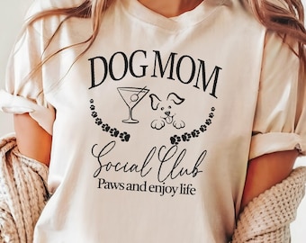 Dog Mom Social Club コンフォートカラーTシャツ - 犬好きのための面白いTシャツ - 女性用かわいいワイン＆犬シャツ - 犬好きの方へ - 犬の飼い主へのギフトアイデア