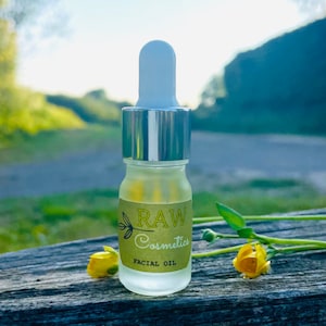 Organic Facial Oil Blend with 100% organic ingredients, handmade, with almond oil, rose hip oil, vitamin E oil and a blend of essential oils