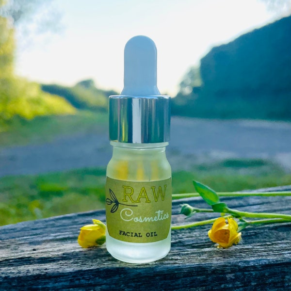 Organic Facial Oil Blend with 100% organic ingredients, handmade, with almond oil, rose hip oil, vitamin E oil and a blend of essential oils