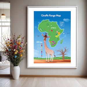 Puede incluir: Impresión enmarcada titulada "Giraffe Range Map" con una ilustración de una jirafa frente a un mapa de África. El mapa destaca los hábitats de las jirafas con varios colores. El fondo es azul con nubes y un árbol.