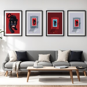 Puede incluir: Cuatro impresiones artísticas enmarcadas con un diseño de pantera negra y sello postal. La impresión de la pantera tiene un fondo rojo, las otras tienen fondos grises y rojos. Las impresiones se exhiben sobre un sofá gris.