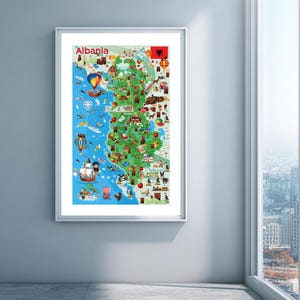 Może przedstawiać: Oprawiona mapa Albanii, z kolorowymi ilustracjami zabytków, zwierząt i symboli kulturowych. Mapa zawiera słowo "Albania" w kolorze czerwonym u góry oraz albańską flagę. Mapa jest wyświetlana na szarej ścianie obok okna.