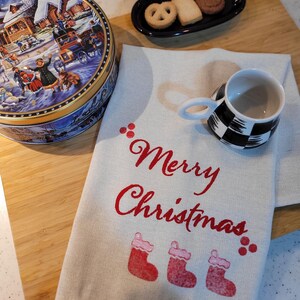Retro Christmas Linen Tea Towel: Holiday Kitchen Decor