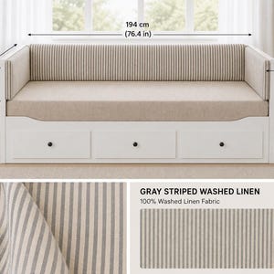 Peut inclure: Un lit de repos blanc avec trois tiroirs de rangement, doté d'un coussin d'assise beige et d'un dossier en lin lavé à rayures grises. Dimensions : 194 cm de large, 80 cm de profondeur, 27 cm de hauteur et 5 cm d'épaisseur de coussin.
