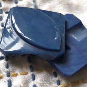 Könnte beinhalten: Zwei blaue Keramikformen, eine mit einer blattförmigen Vertiefung und die andere mit einer rechteckigen Vertiefung.
