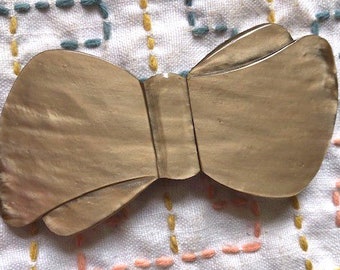 Hebilla marrón beige con forma de lazo años 30 años 40