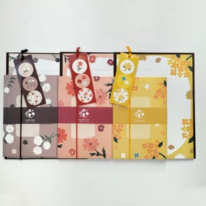 Ensemble de lettres fleurs d'automne avec sceaux, papier à lettres avec enveloppes, papeterie en papier saison d'automne, fournitures de courrier postal, cosmos, mamans, kumquat