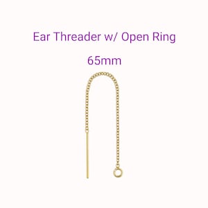 Może przedstawiać: Złoty kolczyk z otwartym pierścieniem. Kolczyk ma długość 6,5 cm i ma wzór łańcuszka. Tekst "Ear Threader w/ Open Ring" jest wyświetlany nad wymiarem.