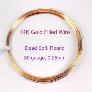 Könnte beinhalten: Eine Spule mit 14 Karat Gold gefülltem Draht, 30 Gauge, 0,25 mm Durchmesser. Der Draht ist sehr weich und rund.