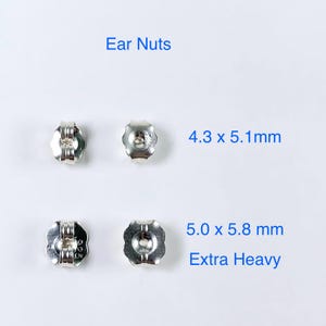 Puede incluir: Cuatro cierres de pendientes plateados sobre fondo blanco. El texto "Ear Nuts" está arriba. Las dimensiones son 4,3 x 5,1 mm y 5,0 x 5,8 mm. El texto "Extra Heavy" está debajo del par más grande.