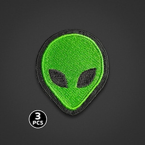 Peut inclure: Un ensemble de trois écussons brodés représentant une tête d'extraterrestre vert vif avec de grands yeux noirs en forme d'amande. Le motif est souligné par une bordure noire épaisse et une icône circulaire affiche le texte 3 PCS.